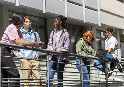 Groupe d'étudiants sur le campus